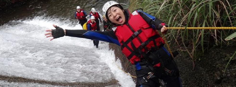 在溪谷中探索自然的旅人
